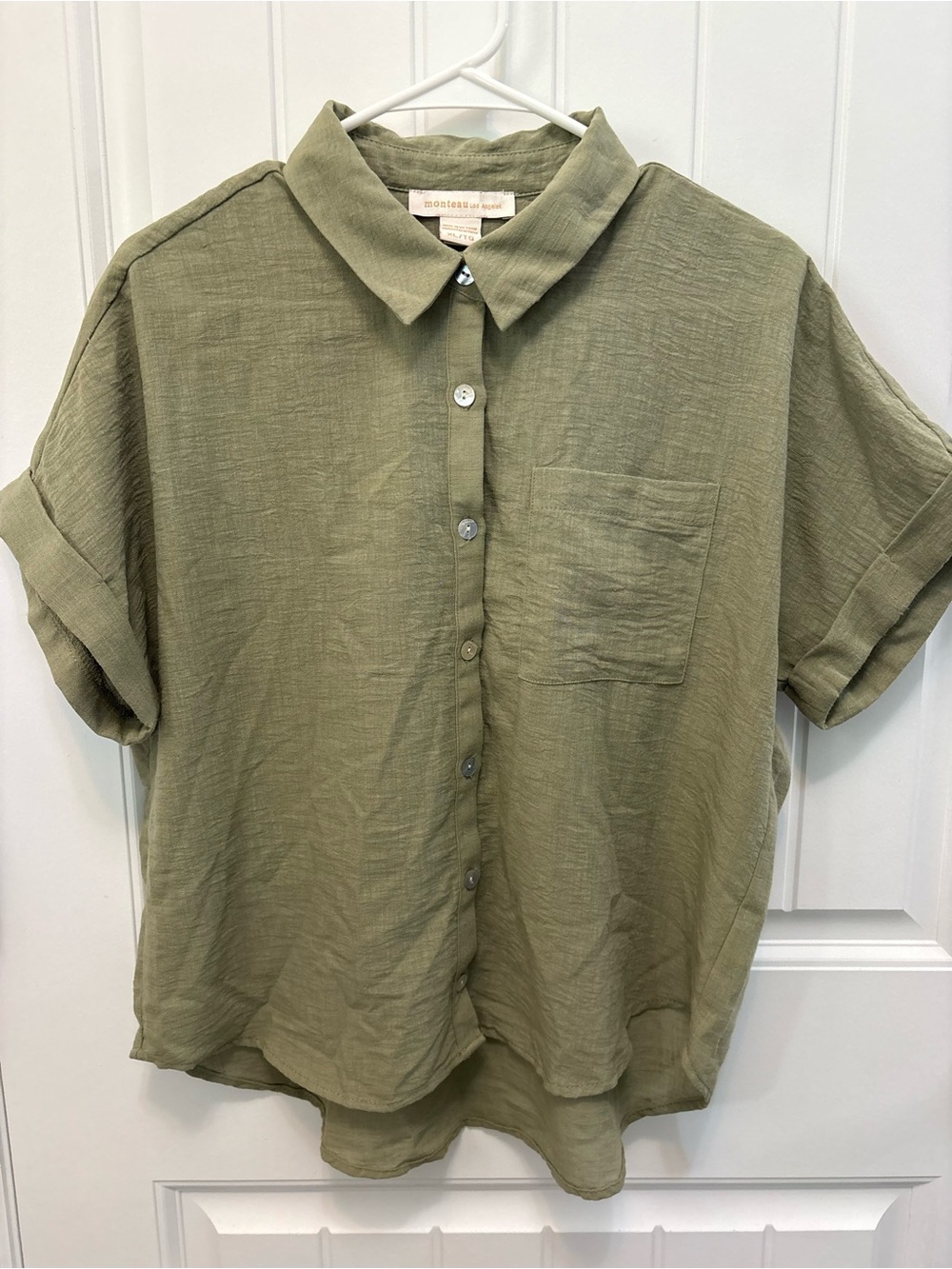Monteau Olive Button-Front High Low Short Sleeve Shirt. Size XL.